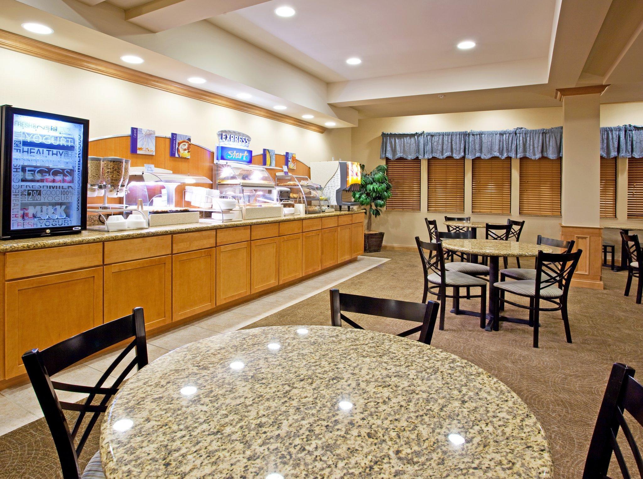 Holiday Inn Express Hotel & Suites Chesterfield - Selfridge Area By Ihg Exteriér fotografie